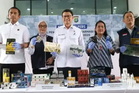 BPOM dan Polda Metro Jaya Bongkar Gudang Obat Ilegal Rp2,74 Miliar di Jakarta Barat BPOM dan Polda Metro Jaya bongkar gudang obat ilegal senilai Rp2,74 miliar di Jakarta Barat yang telah beroperasi 4 tahun.