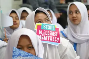 Surabaya Cetak Siswa Jadi Agen Anti-Bullying, Perkuat Peran Guru dan Fasilitas Curhat Siswa Surabaya menunjukkan pesan melawan bullying (foto: istimewa)
