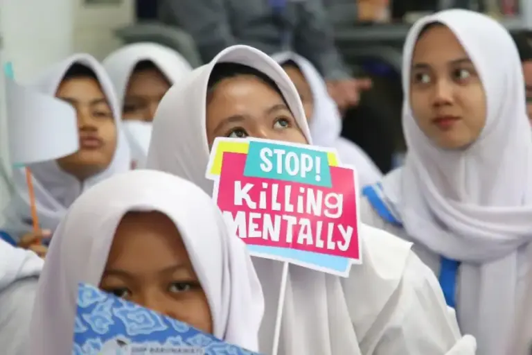 Surabaya Cetak Siswa Jadi Agen Anti-Bullying, Perkuat Peran Guru dan Fasilitas Curhat Siswa Surabaya menunjukkan pesan melawan bullying (foto: istimewa)