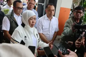 Gubernur Khofifah Indar Parawansa didampingi Wali Kota Surabaya Eri Cahyadi saat meninjau pasar murah