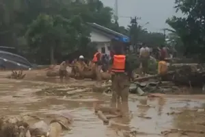 Prajurit TNI Evakuasi Warga saat Banjir Batangtoru Meningkat, Medan Sulit Tak Halangi Upaya Penyelamatan Prajurit TNI mengevakuasi warga saat banjir merendam Batangtoru, Tapanuli Selatan. Evakuasi dilakukan di medan berat dengan koordinasi lintas instansi.