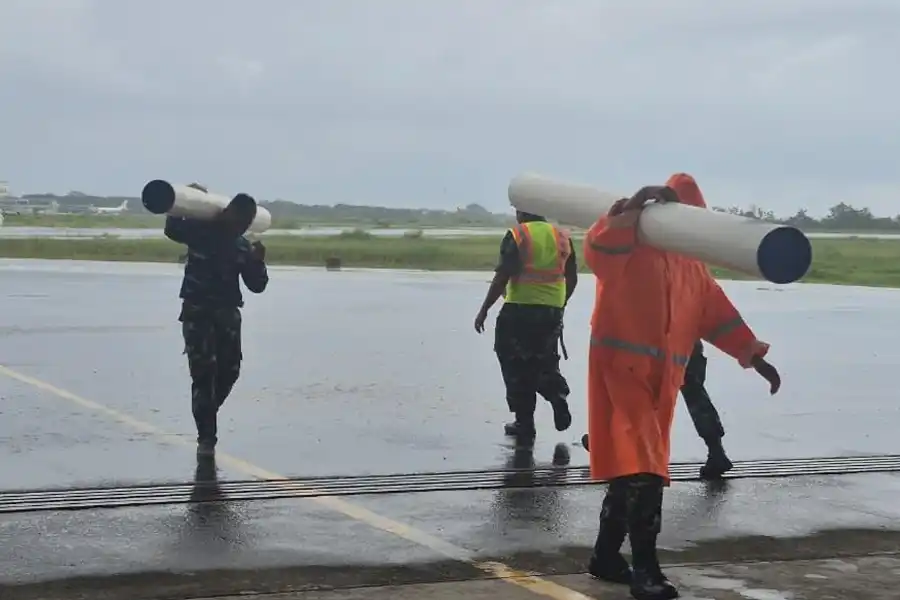Tower PLN roboh akibat banjir di Pidie, Aceh. TNI kerahkan Hercules dan personel untuk mempercepat pemulihan jaringan listrik yang terdampak.