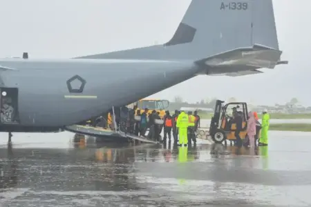 Tower PLN Roboh Diterjang Banjir, TNI Kerahkan Hercules dan Personel untuk Pulihkan Listrik di Aceh Tower PLN roboh akibat banjir di Pidie, Aceh. TNI kerahkan Hercules dan personel untuk mempercepat pemulihan jaringan listrik yang terdampak.
