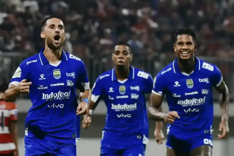 PERSIB Bungkam Madura United 4-1, Thom Haye Cetak Gol Perdana dan Antar Maung Bandung Naik ke Peringkat Tiga Persib sukses taklukkan Madura United 4-1 (sumber foto: facebook PERSIB Bandung)