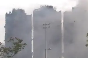 Kebakaran Apartemen Hong Kong Tewaskan 128 Orang, Ratusan Masih Hilang dan Delapan Tersangka Baru Ditangkap Kebakaran di Tai Po, Hong Kong, tewaskan 128 orang dan ratusan hilang. Pemerintah menangkap delapan tersangka dan terus selidiki penyebab api.