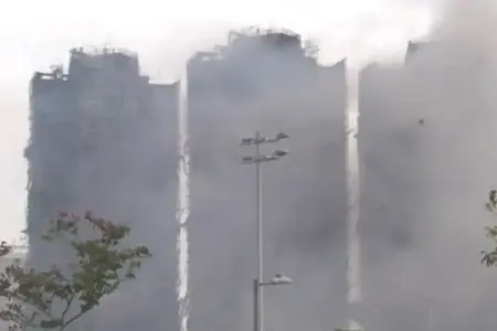 Kebakaran di Tai Po, Hong Kong, tewaskan 128 orang dan ratusan hilang. Pemerintah menangkap delapan tersangka dan terus selidiki penyebab api.