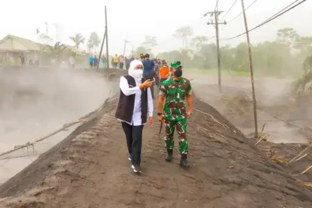Pemprov Jatim bersama BNPB, BMKG, dan Puspenerbal menggelar Operasi Modifikasi Cuaca guna menekan dampak erupsi Gunung Semeru.