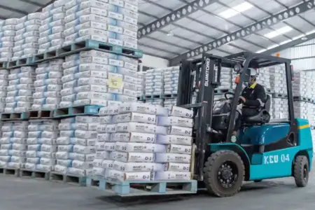 Efisiensi dan Ekspansi Regional Dongkrak Kinerja SIG, Laba Tetap Positif di Tengah Lesunya Pasar Semen SIG mencatat laba Rp114,84 miliar hingga September 2025 berkat efisiensi biaya dan peningkatan ekspor di tengah penurunan pasar semen domestik.
