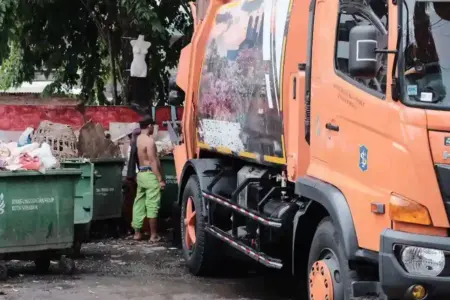 Atasi Sampah Besar, DLH Surabaya Sediakan Ruang Khusus di 191 TPS DLH Surabaya sediakan ruang khusus bulky waste di 191 TPS untuk sampah besar seperti kasur & lemari. Imbau warga tidak buang sembarangan.