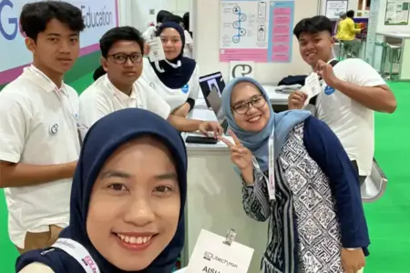 Tim Praxis High School Yogyakarta raih juara 2 kompetisi AI Asia 2025 dengan proyek AI ramah lingkungan di Singapura.