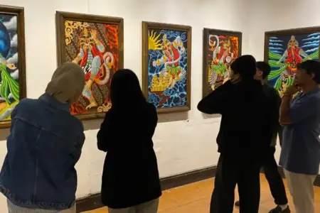 Seni Lupa: Refleksi Emosional Delapan Mahasiswa Seni Rupa UM di Galeri Raos Pameran Seni Lupa oleh 8 mahasiswa UM menampilkan 42 karya yang merefleksikan perjalanan emosional di penghujung studi. Kunjungi Galeri Raos hingga 13 Nov 2025.