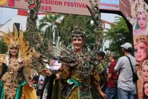 Parade SFF 2025 di Plaza Internatio Surabaya menghadirkan lebih dari 700 peserta, dibuka Wali Kota Eri, dan menegaskan visi Surabaya sebagai kota kreatif.