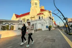 Libur Natal 2025, Surabaya Diserbu Sekitar 500 Ribu Wisatawan, Pusat Perbelanjaan Jadi Daya Tarik Utama Libur Natal 2025 mendorong lonjakan wisatawan ke Surabaya hingga 500 ribu orang, dengan pusat perbelanjaan dan event belanja menjadi magnet utama.