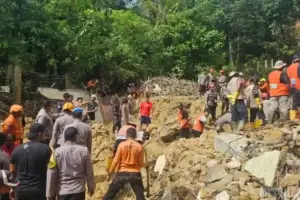 Tim gabungan terus mencari anak 12 tahun yang diduga tertimbun longsor di Sibolga, namun cuaca dan akses lokasi menyulitkan operasi penyelamatan.