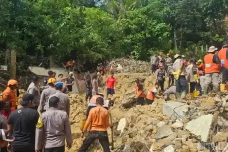 Pencarian Anak Diduga Tertimbun Longsor di Sibolga Terhambat Cuaca dan Akses Lokasi Tim gabungan terus mencari anak 12 tahun yang diduga tertimbun longsor di Sibolga, namun cuaca dan akses lokasi menyulitkan operasi penyelamatan.