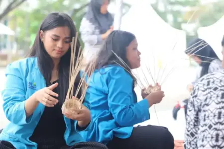 Pekan UMKM 2025 Resmi Dibuka di Samarinda, Dorong Promosi dan Daya Saing Pelaku Usaha Kaltim Pekan UMKM 2025 dibuka di Samarinda, menghadirkan 50 UMKM unggulan dan berbagai kegiatan edukatif untuk memperkuat promosi serta daya saing pelaku usaha.