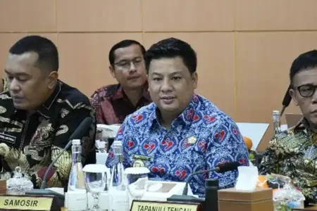 Bupati Samosir Vandiko Timotius Gultom (tengah)