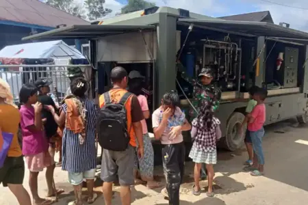 TNI Kerahkan Mobil RO Yon Zipur 1/DD untuk Penuhi Kebutuhan Air Bersih Warga Tapanuli Utara Mobil RO Yon Zipur 1/DD membagikan air bersih bagi warga terdampak bencana di Tapanuli Utara