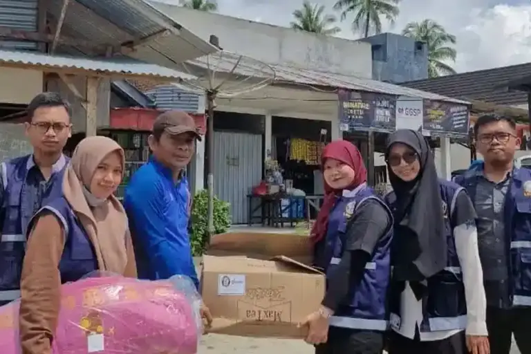 D-DART Undip Terjunkan Tim ke Agam, Fokus pada Layanan Kesehatan, Psikososial, dan Bantuan Logistik D-DART Undip terjun ke Agam, Sumbar, memberikan layanan kesehatan, dukungan psikososial, dan bantuan logistik bagi warga terdampak banjir (foto: Dok Humas Undip)