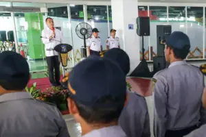 Wali Kota Surabaya Eri Cahyadi menegaskan komitmen pemberantasan pungli dan peningkatan keselamatan driver Suroboyo Bus serta Wira-Wiri.