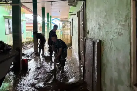 TNI Turun Tangan Bersihkan Puskesmas Pascabanjir di Aceh Tamiang TNI melalui Brigif 25/Siwah membersihkan Puskesmas Desa Kota Lintang, Aceh Tamiang, guna memulihkan layanan kesehatan pascabanjir.