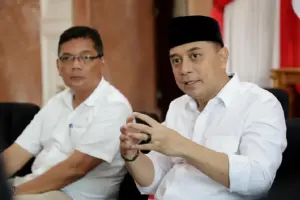 Wali Kota Surabaya, Eri Cahyadi (kanan)