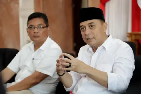 Pemkot Surabaya Pastikan Harga Pangan Stabil Jelang Nataru, Koordinasi dengan OJK dan BI Wali Kota Surabaya, Eri Cahyadi (kanan)