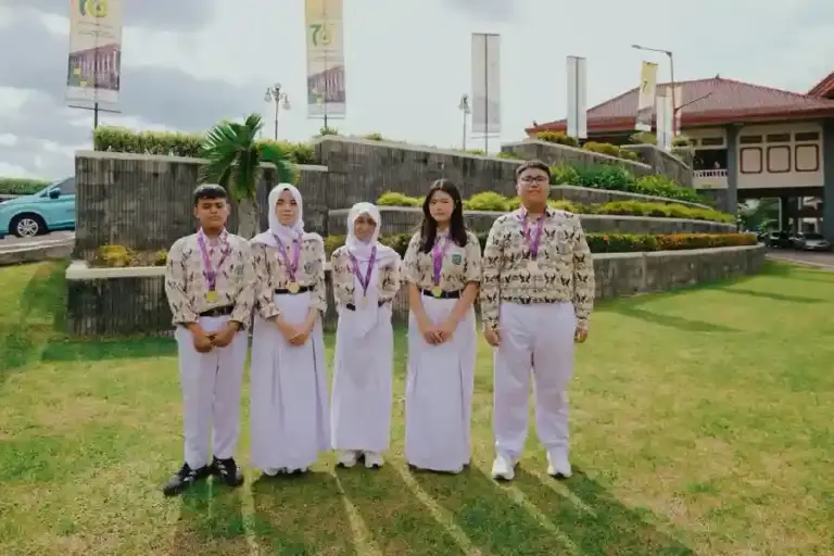 Lima pelajar SMPN 1 Surabaya menciptakan robot pendamping anak autis bernama NeuroAid dan meraih Gold Medal di ajang sains internasional.