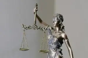 Ilustrasi hukum dan keadilan (foto: Tingey Injury Law Firm, unsplash)