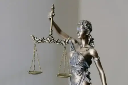 Menghadirkan Hukum yang Lebih Progresif dan Humanis Melalui KUHP Nasional Ilustrasi hukum dan keadilan (foto: Tingey Injury Law Firm, unsplash)