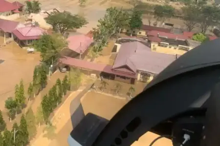 Polri menyalurkan bantuan bagi korban bencana Aceh Tamiang melalui airdrop karena lokasi terisolir dan helikopter tidak dapat mendarat.