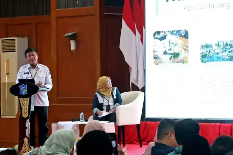 Pemkot Surabaya menggandeng perguruan tinggi untuk menekan pengangguran dan mendorong pertumbuhan ekonomi 2026 melalui kolaborasi riset dan inovasi.