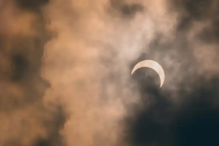 Ilustrasi gerhana bulan (foto: Cris Ménlés, pexels)