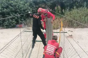 TNI Rampungkan Renovasi Jembatan Gantung Garuda, Akses Vital Warga Bandar Kuala Kembali Normal TNI melalui Satgas Gulbencal Kodam I/Bukit Barisan menyelesaikan renovasi Jembatan Gantung Garuda di Deli Serdang, akses vital warga kembali pulih.