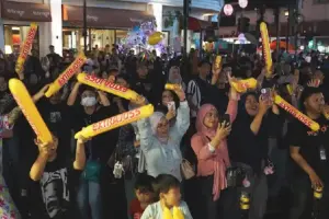 Extrajoss Ultimate Mantap Melangkah ke 2026, Perkuat Dukungan Energi Seimbang bagi Anak Muda Ribuan anak muda Kota Bandung meramaikan Kawasan Jalan Braga untuk menyaksikan Extrajoss Ultimate Takeover Bandung (Dok. Extrajoss Ultimate)