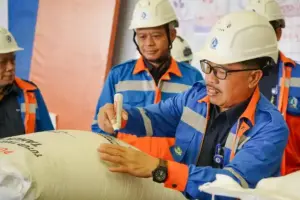Tutup Tahun Produksi 2025, Pupuk Kaltim Lampaui Target Produksi hingga 107 Persen Direktur Operasi Pupuk Kaltim, F. Purwanto melakukan penandatanganan karung produksi dalam acara Tutup Tahun Produksi 2025