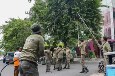 Pemkot Surabaya menertibkan kabel fiber optik tak berizin di sejumlah ruas jalan demi tata kota rapi, aman, dan tertib utilitas.