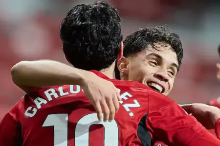 Mirandés mengalahkan Málaga 2-1 di LaLiga 2. Carlos Fernández mencetak dua gol, termasuk penalti penentu di menit akhir laga.