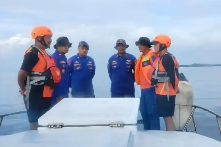 Tim SAR gabungan sisir Perairan Korba Nleka, Tanimbar. Satu korban laka laut warga Karatat masih dalam pencarian intensif.