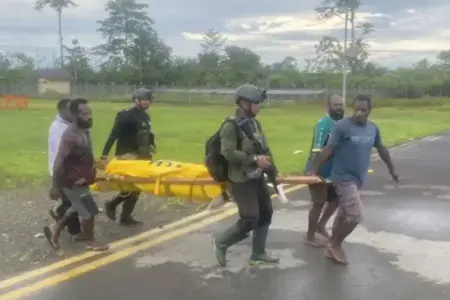Operasi Damai Cartenz 2026 amankan Bandara Korowai, Papua Selatan. Dua korban dievakuasi ke Timika, 13 penumpang selamat.