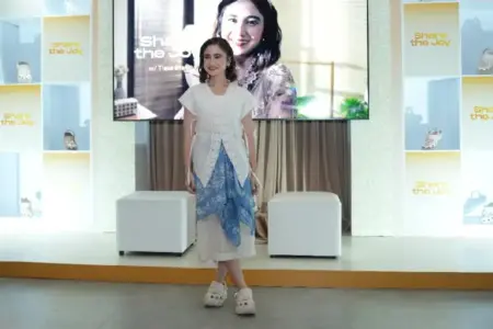 Crocs rilis koleksi Share The Joy 2026 jelang Hari Raya, gandeng Tissa Biani sebagai Brand Ambassador dengan sentuhan festive berkilau.