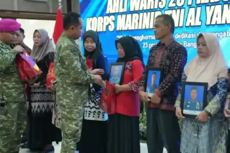 Panglima TNI Agus Subiyanto serahkan bantuan kepada keluarga 23 prajurit Marinir gugur akibat longsor saat latihan di Bandung Barat.