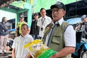 Dirut BULOG sidak Pasar Minggu dan Jatinegara, pastikan stok beras 3,2 juta ton dan Minyakita stabil jelang Ramadan 2026.