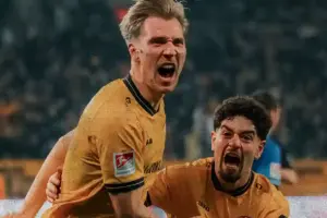 Dynamo Dresden kalahkan Darmstadt 3-1 di 2. Bundesliga 2025/2026. Dua kartu merah warnai laga, Vermeij cetak dua gol krusial.