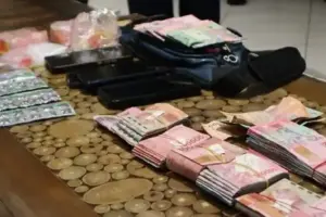 Polres Metro Bekasi mengungkap peredaran narkoba dan obat keras di Kampung Kavling. Empat terduga pelaku diamankan dalam operasi dini hari.