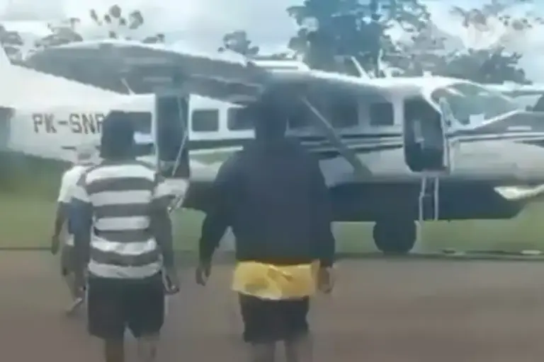 Pesawat Smart Air PK-SNR ditembak di Papua diduga KKB. Dua pilot meninggal dunia, 13 penumpang termasuk balita dilaporkan selamat.