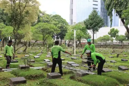 Pemprov DKI Jakarta menyediakan layanan pemakaman gratis di 82 TPU lengkap dengan mobil jenazah, penggalian makam, dan perizinan tanpa biaya bagi warga.