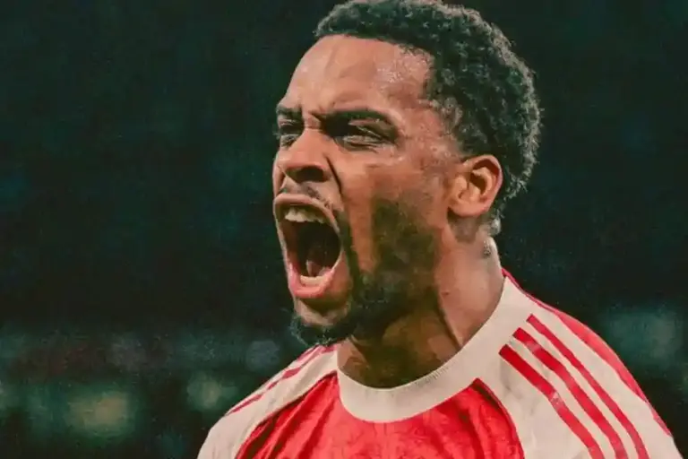 Arsenal kalahkan Chelsea 2-1 di Emirates. Gol Saliba dan Timber jaga jarak lima poin dari Man City di Premier League 2025-26. (sumber foto: facebook @Arsenal)