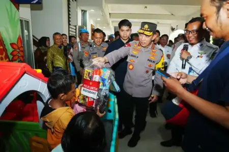 Kapolri meninjau Stasiun Surabaya Gubeng dan meminta pelayanan maksimal bagi pemudik Lebaran 2026 setelah penumpang kereta meningkat 11 persen.