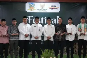 Wali Kota Jakarta Selatan M Anwar menyalurkan santunan Baznas Bazis kepada 1.300 dhuafa dan marbut dalam Festival Ramadan 1447 H.